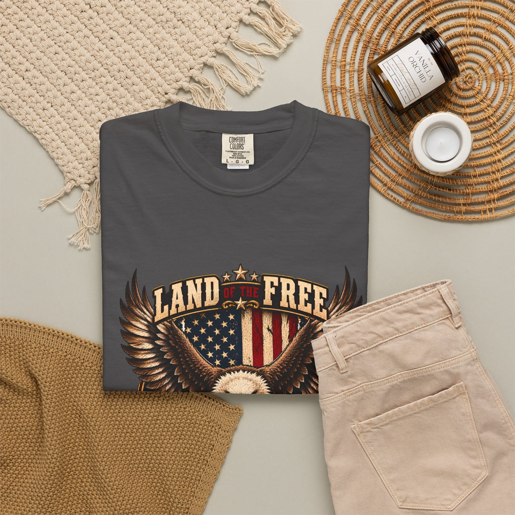 Comfort Colors® 勇者のおかげで自由の国 Tシャツ、愛国 ハクトウワシ ギフト、アメリカ国旗 退役軍人、軍支援シャツ