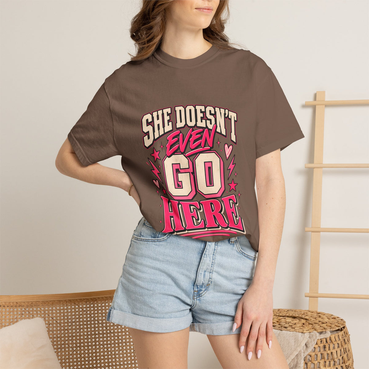 T-shirt Comfort Colors® « She Doesn't Even Go Here », cadeau avec citation drôle de Mean Girls, t-shirt humoristique sur la culture pop, cadeau pour amatrice de films pour une soirée entre filles