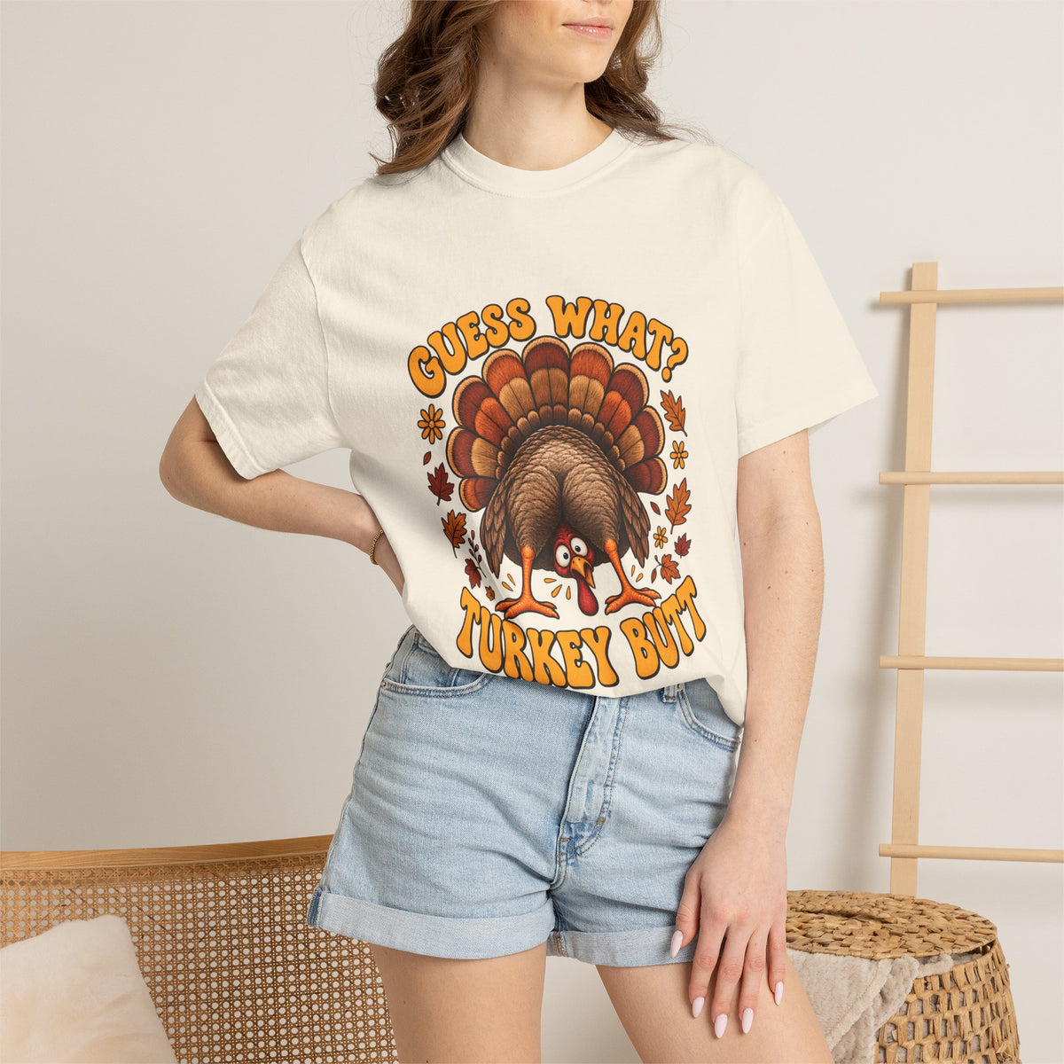Camiseta Comfort Colors® "Guess What Turkey Butt", regalo divertido de Acción de Gracias con pavo, regalo retro con humor para la cena de otoño, camiseta gráfica familiar para Acción de Gracias