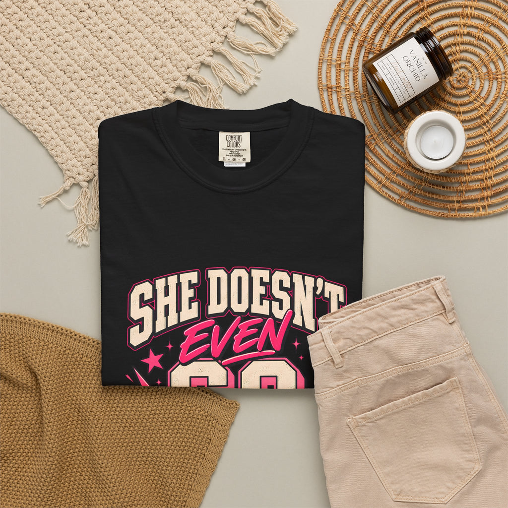 T-shirt Comfort Colors® « She Doesn't Even Go Here », cadeau avec citation drôle de Mean Girls, t-shirt humoristique sur la culture pop, cadeau pour amatrice de films pour une soirée entre filles