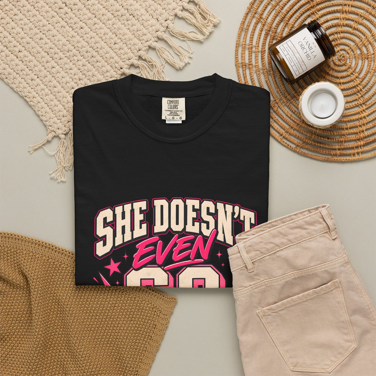 T-shirt Comfort Colors® « She Doesn't Even Go Here », cadeau avec citation drôle de Mean Girls, t-shirt humoristique sur la culture pop, cadeau pour amatrice de films pour une soirée entre filles
