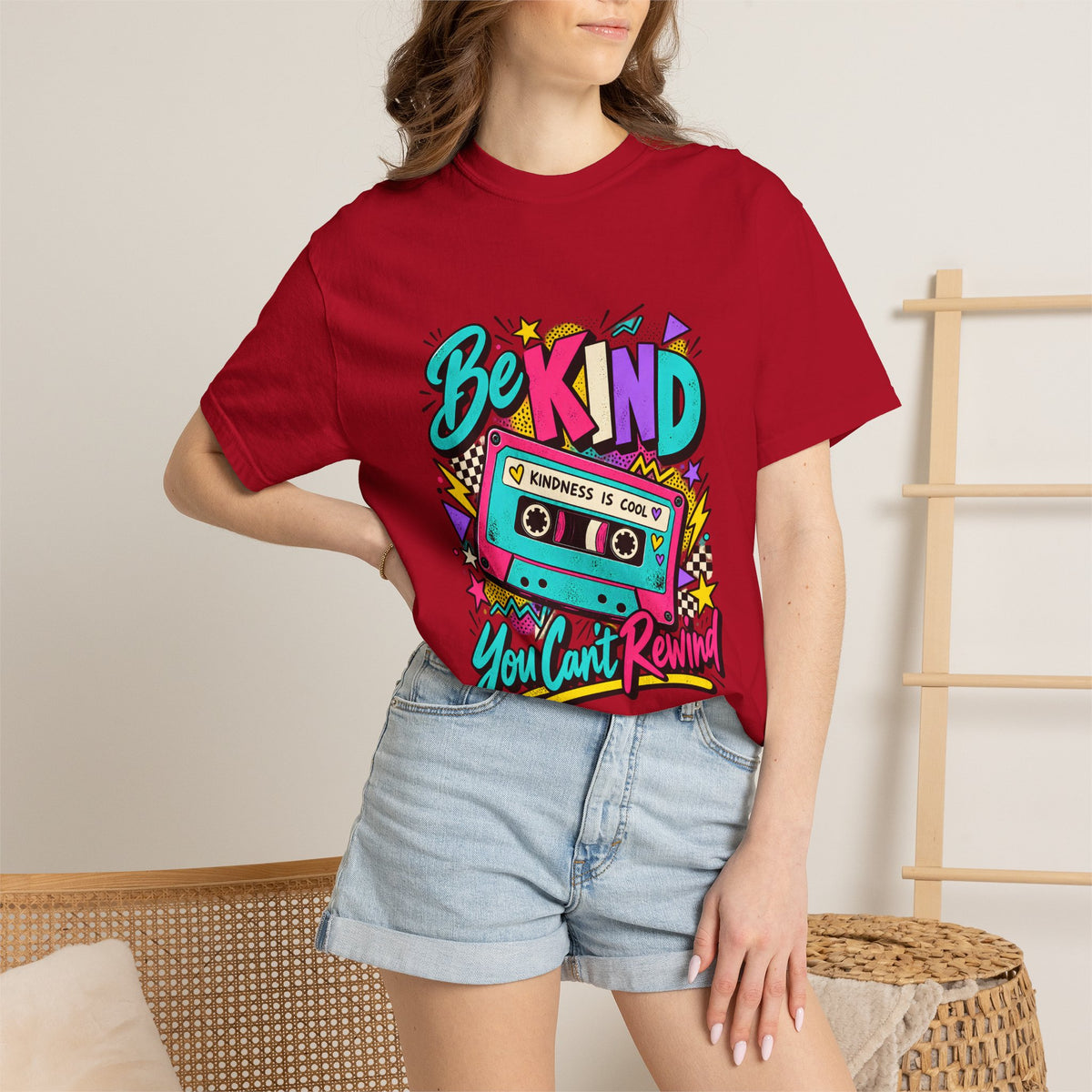 Camiseta Comfort Colors® Be Kind Kindness Is Cool You Can't Rewind, regalo de agradecimiento retro con mensaje de amabilidad, camiseta gráfica positiva con casete de los años 80
