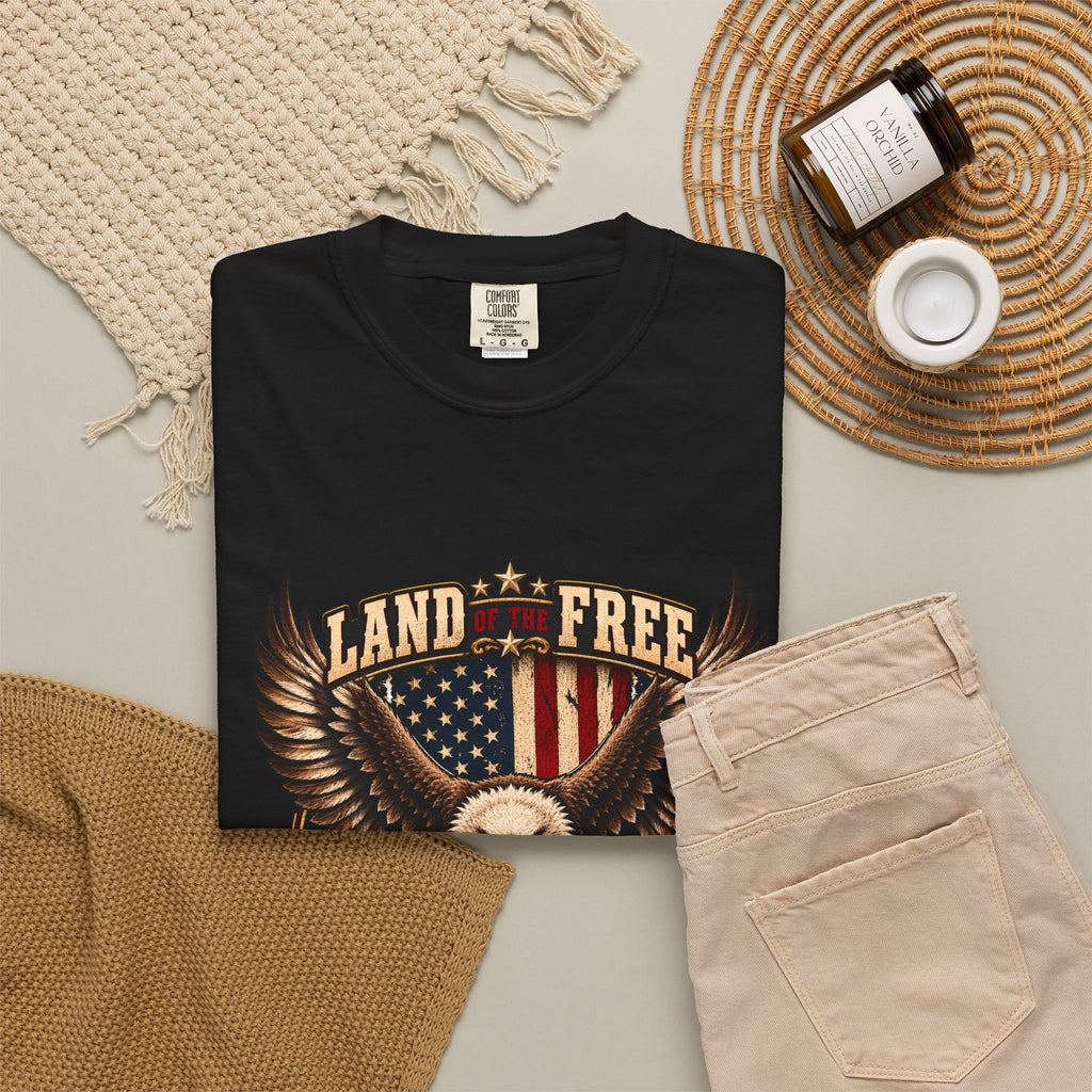 Comfort Colors® 勇者のおかげで自由の国 Tシャツ、愛国 ハクトウワシ ギフト、アメリカ国旗 退役軍人、軍支援シャツ