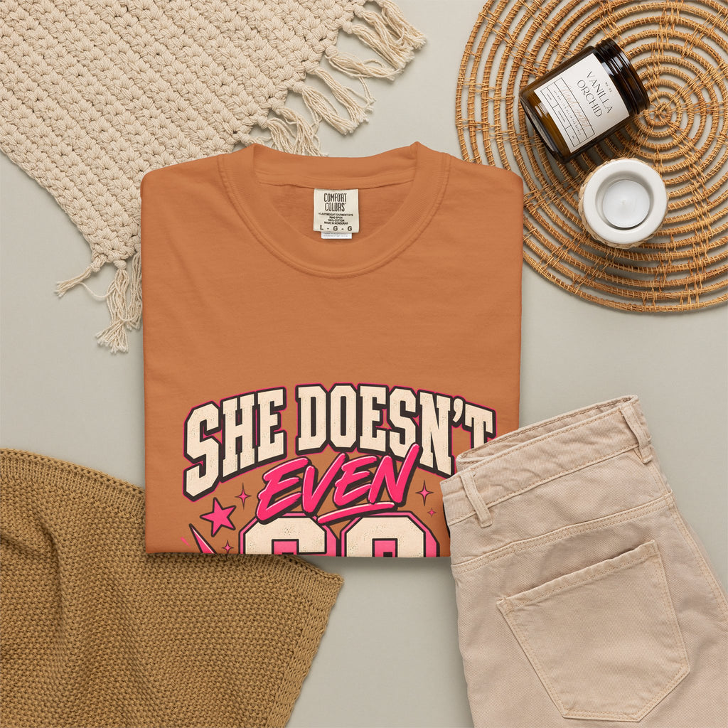 T-shirt Comfort Colors® « She Doesn't Even Go Here », cadeau avec citation drôle de Mean Girls, t-shirt humoristique sur la culture pop, cadeau pour amatrice de films pour une soirée entre filles