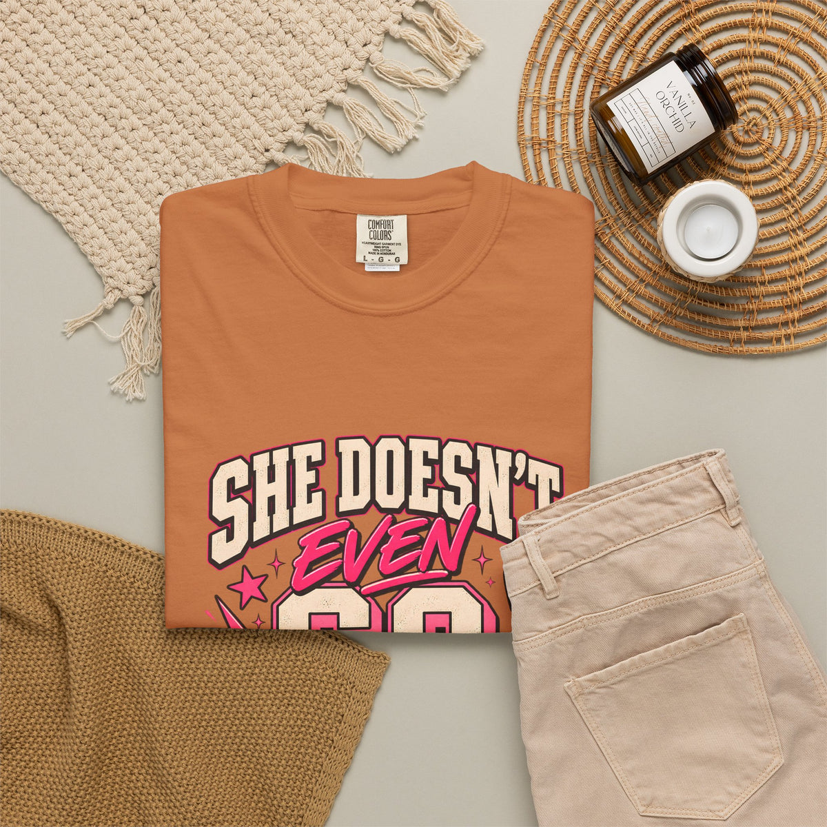 T-shirt Comfort Colors® « She Doesn't Even Go Here », cadeau avec citation drôle de Mean Girls, t-shirt humoristique sur la culture pop, cadeau pour amatrice de films pour une soirée entre filles