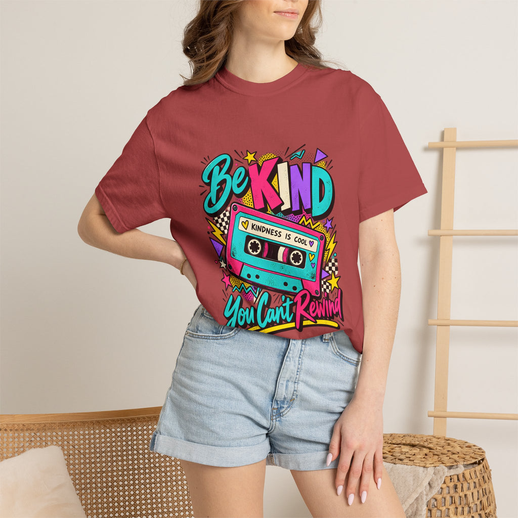 Camiseta Comfort Colors® Be Kind Kindness Is Cool You Can't Rewind, regalo de agradecimiento retro con mensaje de amabilidad, camiseta gráfica positiva con casete de los años 80