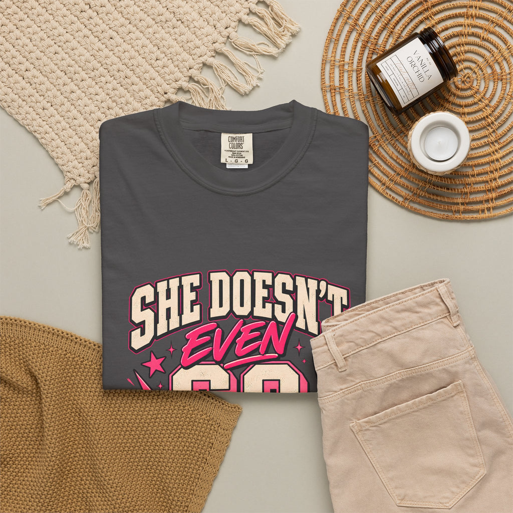 T-shirt Comfort Colors® « She Doesn't Even Go Here », cadeau avec citation drôle de Mean Girls, t-shirt humoristique sur la culture pop, cadeau pour amatrice de films pour une soirée entre filles