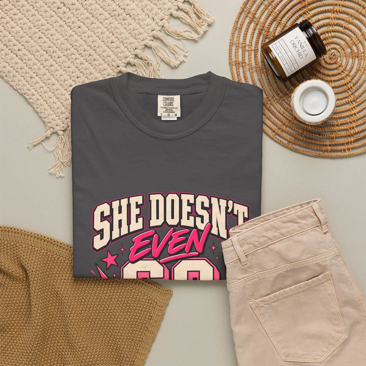 T-shirt Comfort Colors® « She Doesn't Even Go Here », cadeau avec citation drôle de Mean Girls, t-shirt humoristique sur la culture pop, cadeau pour amatrice de films pour une soirée entre filles