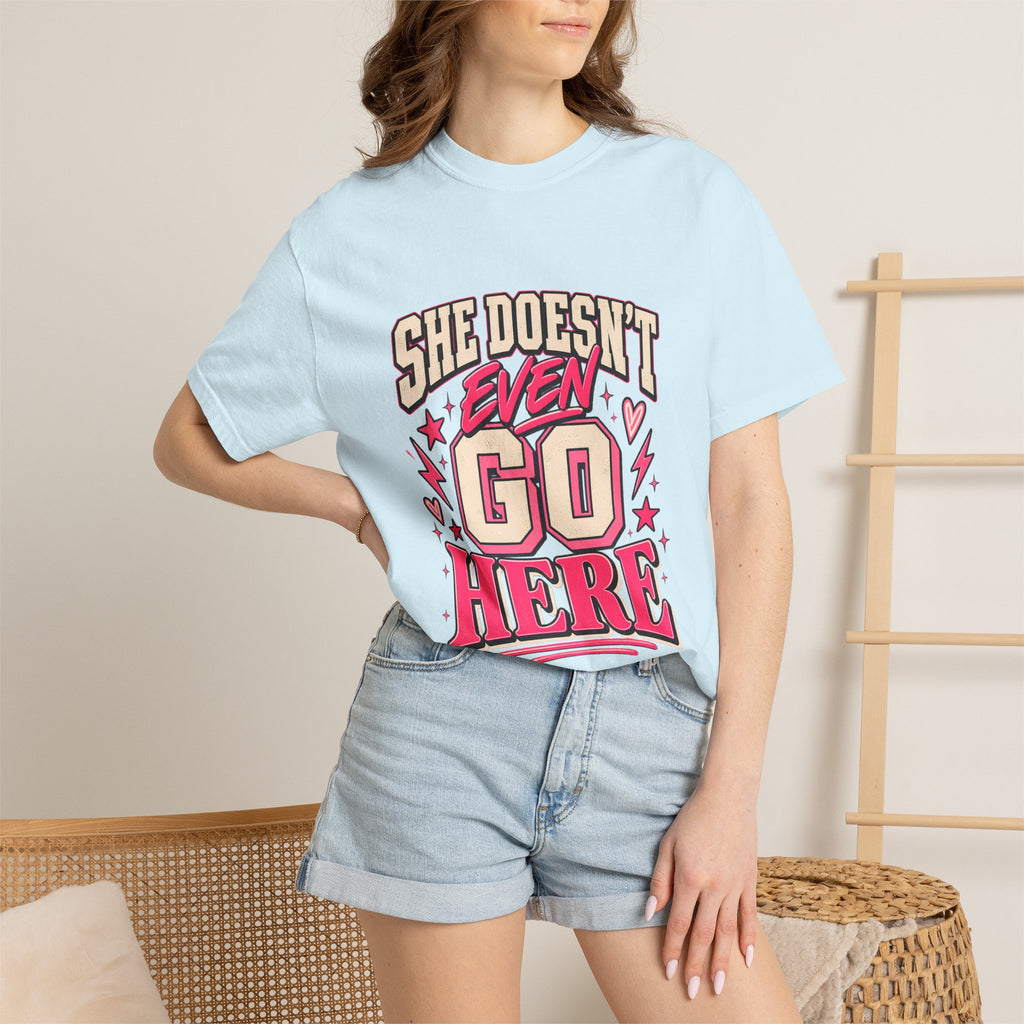 T-shirt Comfort Colors® « She Doesn't Even Go Here », cadeau avec citation drôle de Mean Girls, t-shirt humoristique sur la culture pop, cadeau pour amatrice de films pour une soirée entre filles
