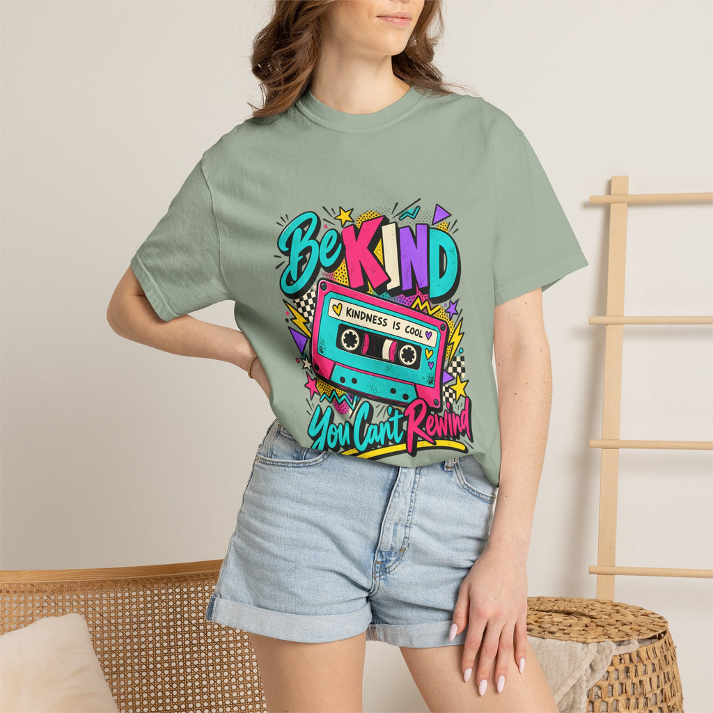 Camiseta Comfort Colors® Be Kind Kindness Is Cool You Can't Rewind, regalo de agradecimiento retro con mensaje de amabilidad, camiseta gráfica positiva con casete de los años 80