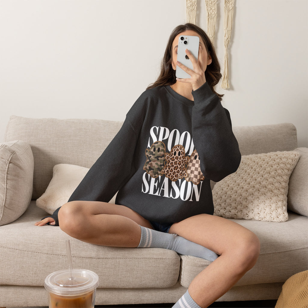 Sweat-shirt « Spooky Season », cadeau d'Halloween fantôme léopard camouflage, sweat-shirt à motif fantôme à carreaux neutres, cadeau pour amateur d'automne effrayant