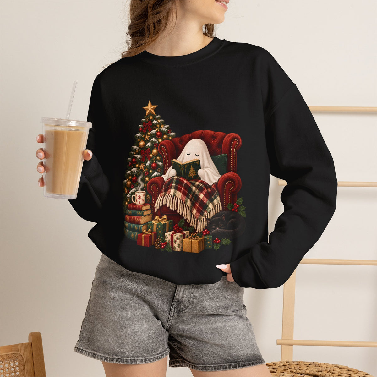 Sweat-shirt de Noël confortable avec fantôme, cadeau de fêtes pour amateur de livres, sweat-shirt graphique de lecture de Noël effrayant, joli cadeau sur le thème du livre « Ghostmas »