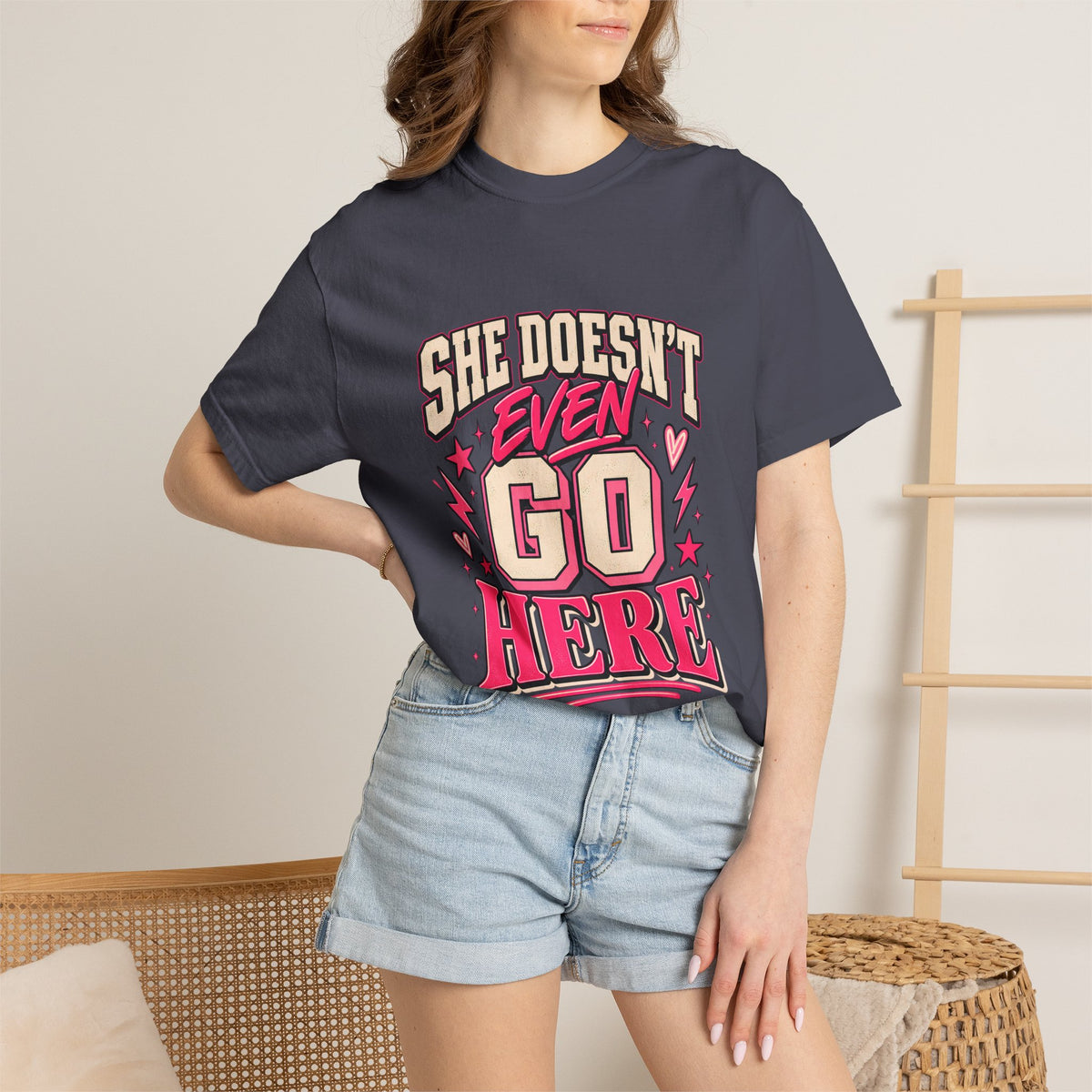 T-shirt Comfort Colors® « She Doesn't Even Go Here », cadeau avec citation drôle de Mean Girls, t-shirt humoristique sur la culture pop, cadeau pour amatrice de films pour une soirée entre filles