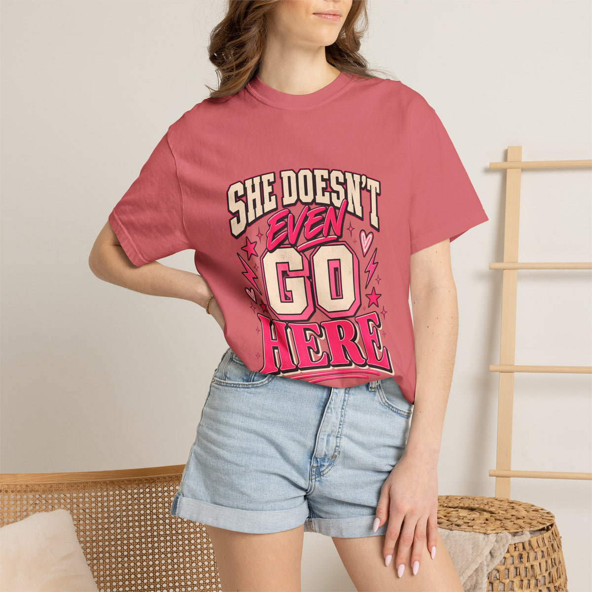 T-shirt Comfort Colors® « She Doesn't Even Go Here », cadeau avec citation drôle de Mean Girls, t-shirt humoristique sur la culture pop, cadeau pour amatrice de films pour une soirée entre filles