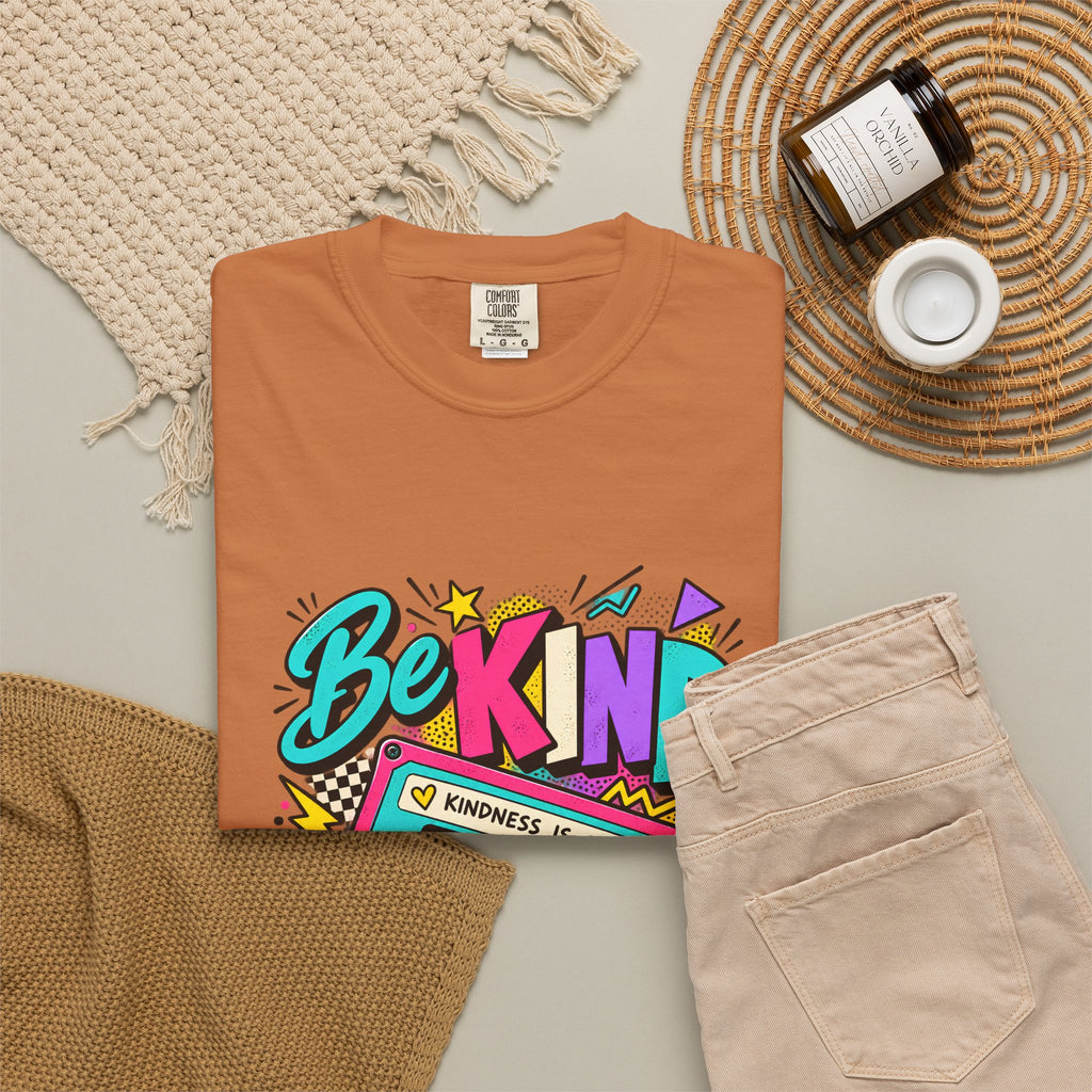 Camiseta Comfort Colors® Be Kind Kindness Is Cool You Can't Rewind, regalo de agradecimiento retro con mensaje de amabilidad, camiseta gráfica positiva con casete de los años 80