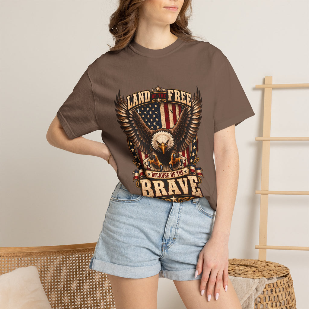 Comfort Colors® 勇者のおかげで自由の国 Tシャツ、愛国 ハクトウワシ ギフト、アメリカ国旗 退役軍人、軍支援シャツ
