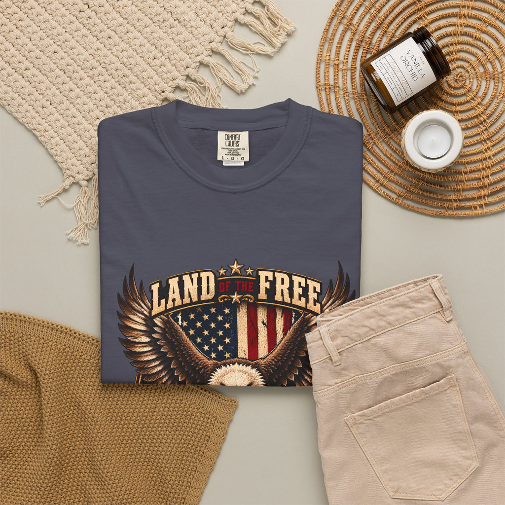 Comfort Colors® 勇者のおかげで自由の国 Tシャツ、愛国 ハクトウワシ ギフト、アメリカ国旗 退役軍人、軍支援シャツ