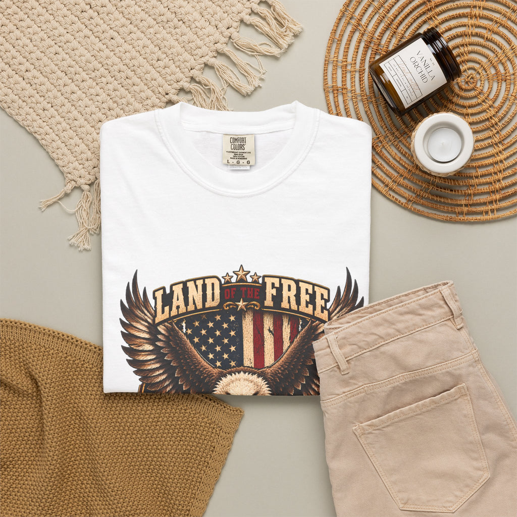 Comfort Colors® 勇者のおかげで自由の国 Tシャツ、愛国 ハクトウワシ ギフト、アメリカ国旗 退役軍人、軍支援シャツ