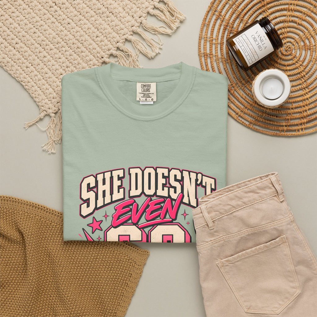 T-shirt Comfort Colors® « She Doesn't Even Go Here », cadeau avec citation drôle de Mean Girls, t-shirt humoristique sur la culture pop, cadeau pour amatrice de films pour une soirée entre filles