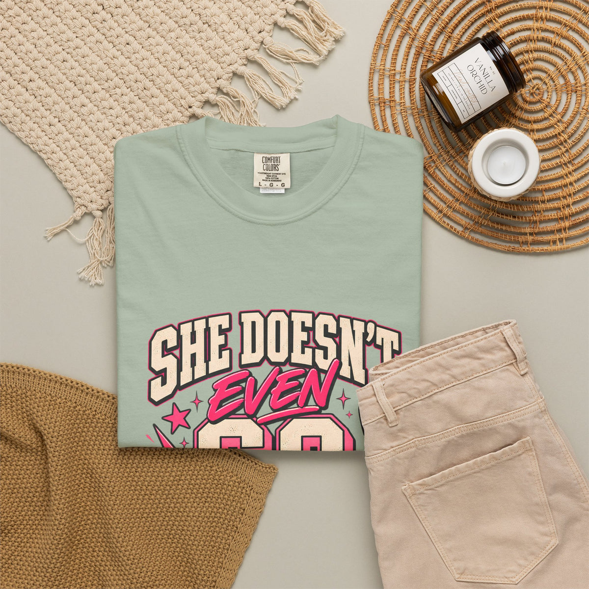 T-shirt Comfort Colors® « She Doesn't Even Go Here », cadeau avec citation drôle de Mean Girls, t-shirt humoristique sur la culture pop, cadeau pour amatrice de films pour une soirée entre filles