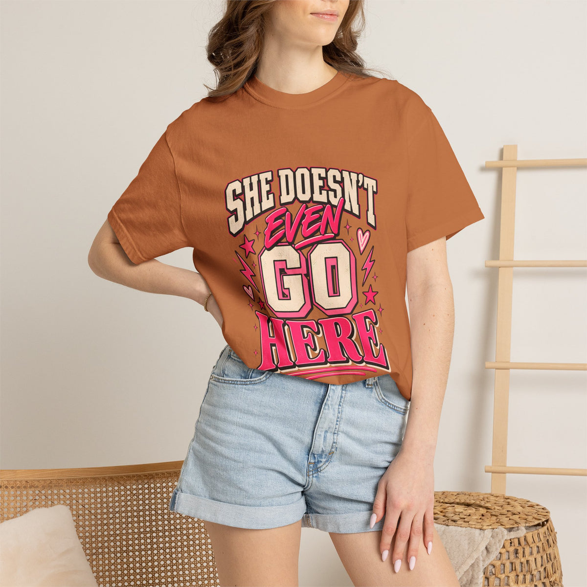 T-shirt Comfort Colors® « She Doesn't Even Go Here », cadeau avec citation drôle de Mean Girls, t-shirt humoristique sur la culture pop, cadeau pour amatrice de films pour une soirée entre filles