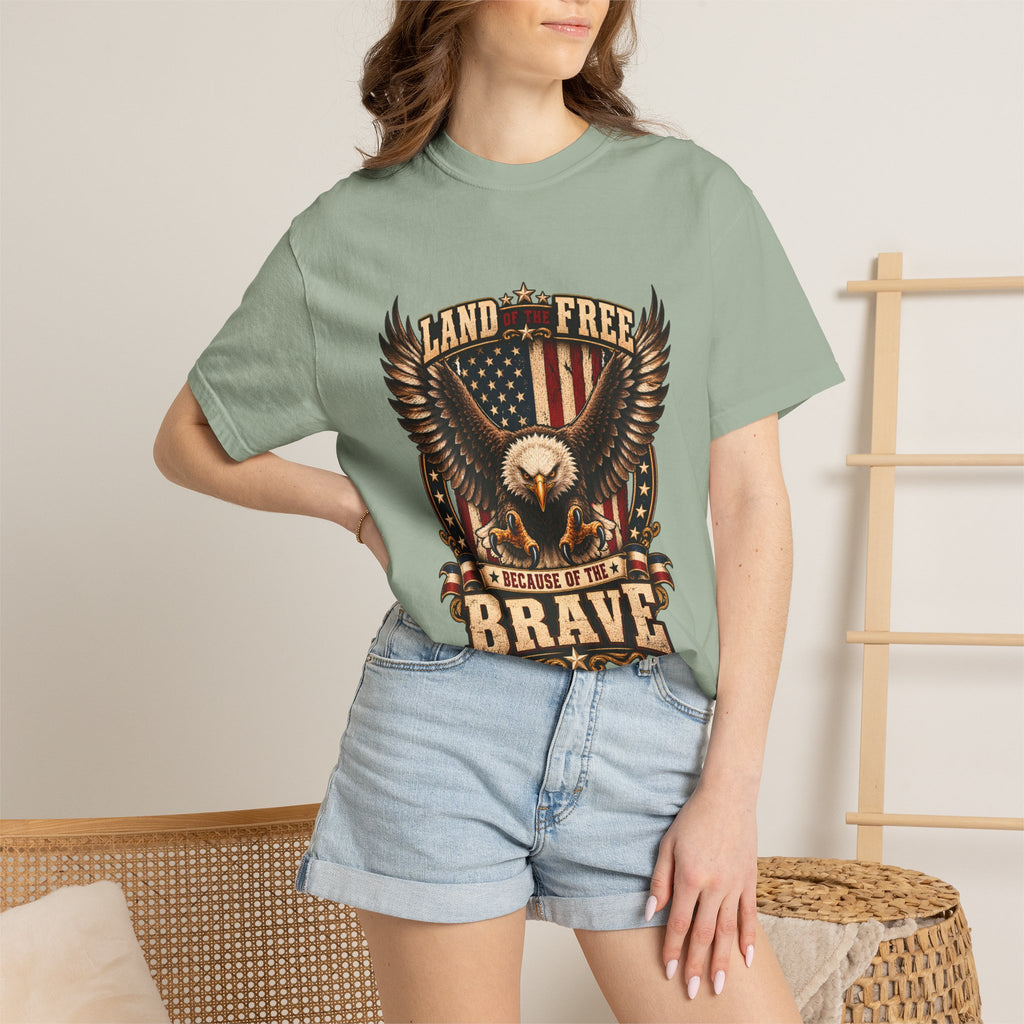Comfort Colors® 勇者のおかげで自由の国 Tシャツ、愛国 ハクトウワシ ギフト、アメリカ国旗 退役軍人、軍支援シャツ