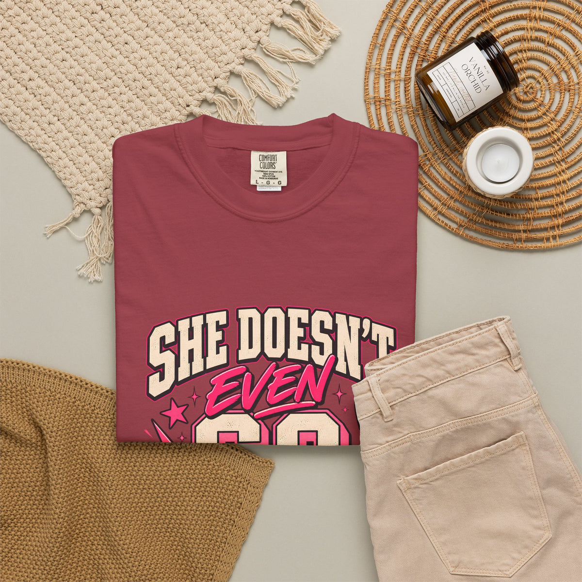 T-shirt Comfort Colors® « She Doesn't Even Go Here », cadeau avec citation drôle de Mean Girls, t-shirt humoristique sur la culture pop, cadeau pour amatrice de films pour une soirée entre filles