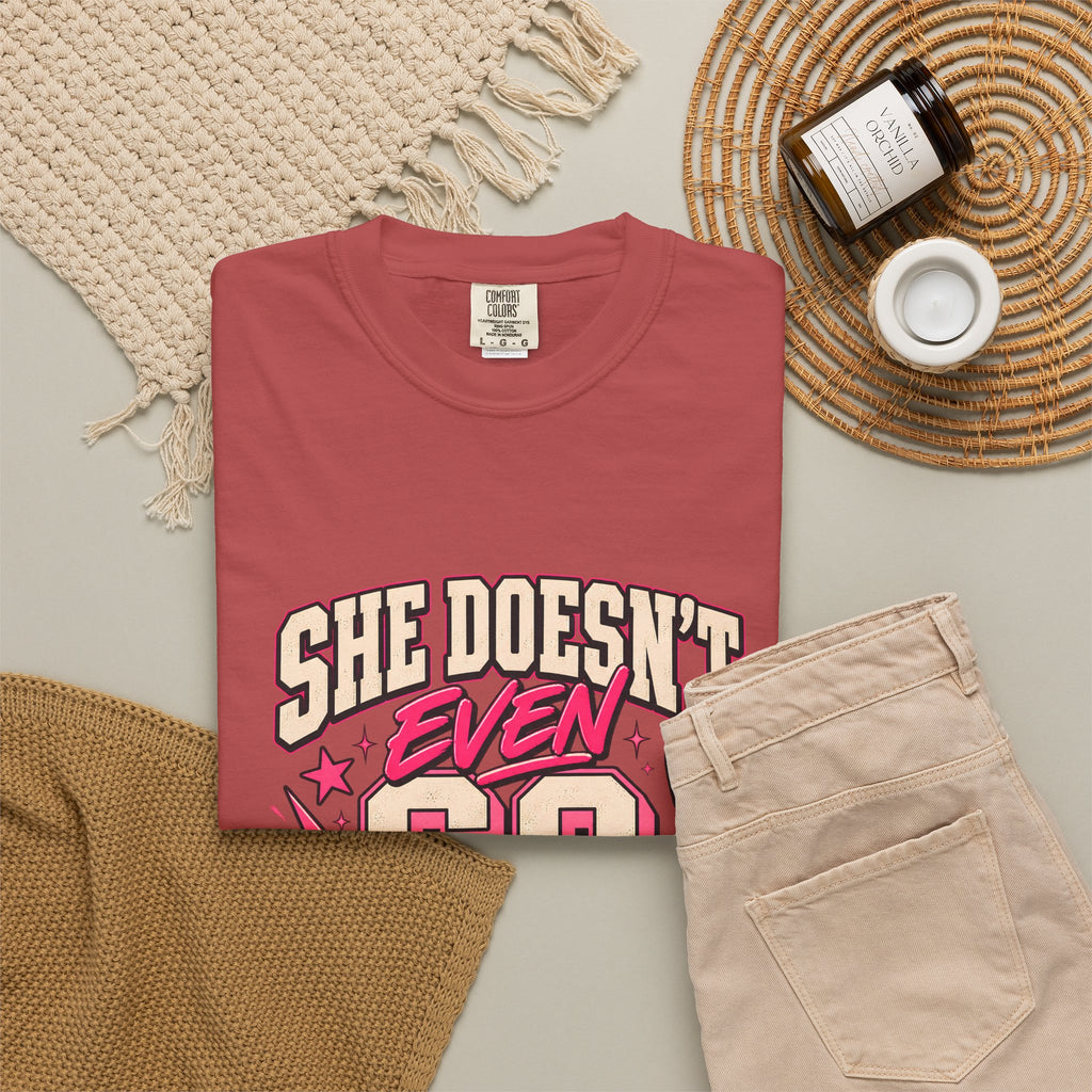 T-shirt Comfort Colors® « She Doesn't Even Go Here », cadeau avec citation drôle de Mean Girls, t-shirt humoristique sur la culture pop, cadeau pour amatrice de films pour une soirée entre filles
