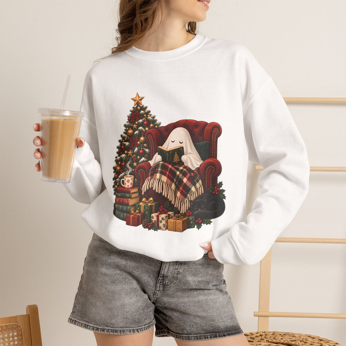 Sweat-shirt de Noël confortable avec fantôme, cadeau de fêtes pour amateur de livres, sweat-shirt graphique de lecture de Noël effrayant, joli cadeau sur le thème du livre « Ghostmas »