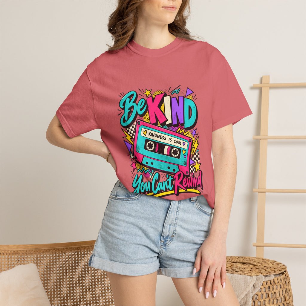 Camiseta Comfort Colors® Be Kind Kindness Is Cool You Can't Rewind, regalo de agradecimiento retro con mensaje de amabilidad, camiseta gráfica positiva con casete de los años 80