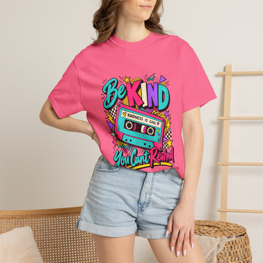 Camiseta Comfort Colors® Be Kind Kindness Is Cool You Can't Rewind, regalo de agradecimiento retro con mensaje de amabilidad, camiseta gráfica positiva con casete de los años 80