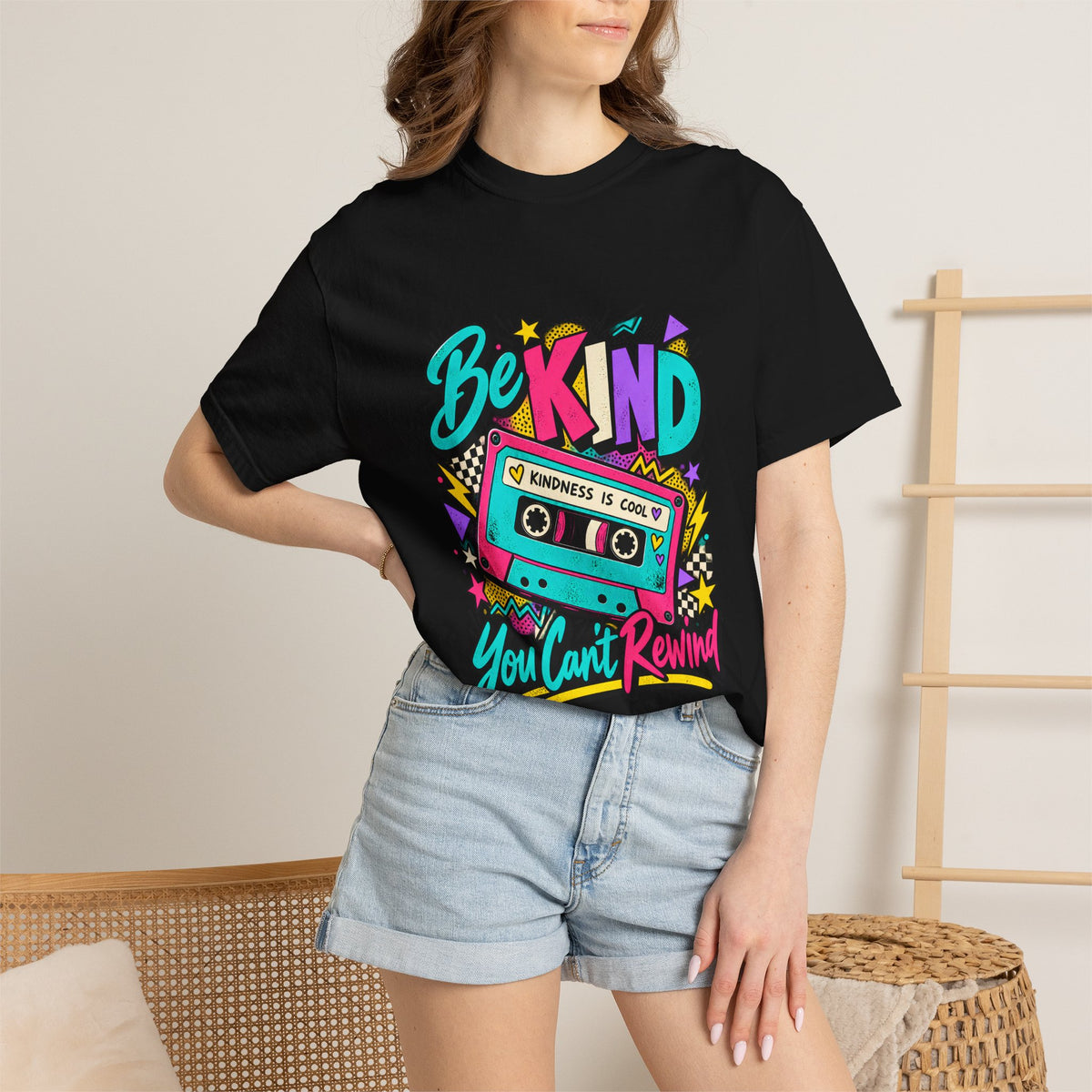 Camiseta Comfort Colors® Be Kind Kindness Is Cool You Can't Rewind, regalo de agradecimiento retro con mensaje de amabilidad, camiseta gráfica positiva con casete de los años 80