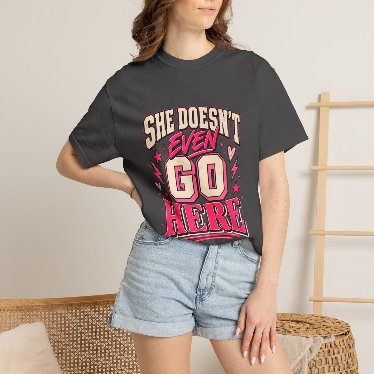 T-shirt Comfort Colors® « She Doesn't Even Go Here », cadeau avec citation drôle de Mean Girls, t-shirt humoristique sur la culture pop, cadeau pour amatrice de films pour une soirée entre filles