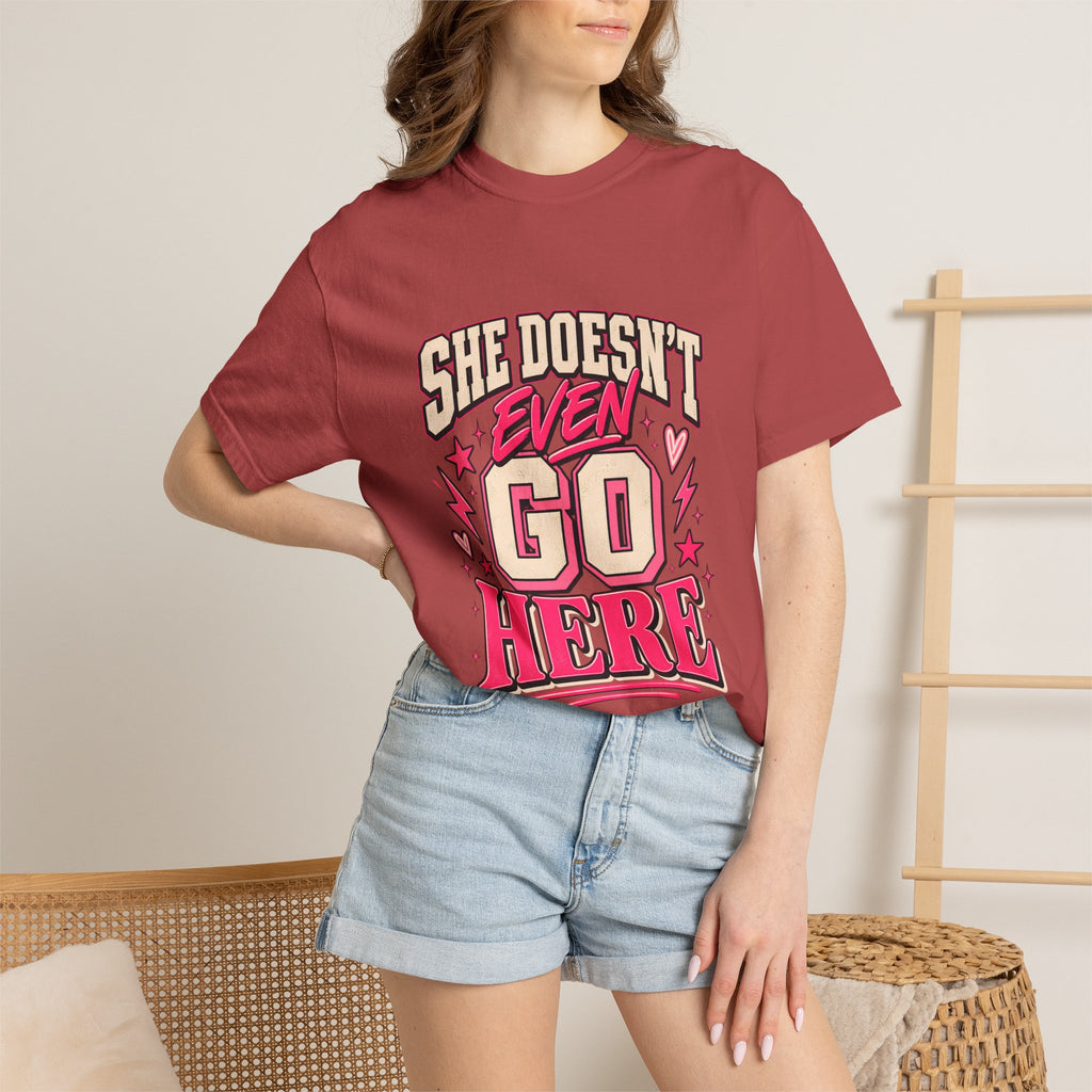 T-shirt Comfort Colors® « She Doesn't Even Go Here », cadeau avec citation drôle de Mean Girls, t-shirt humoristique sur la culture pop, cadeau pour amatrice de films pour une soirée entre filles