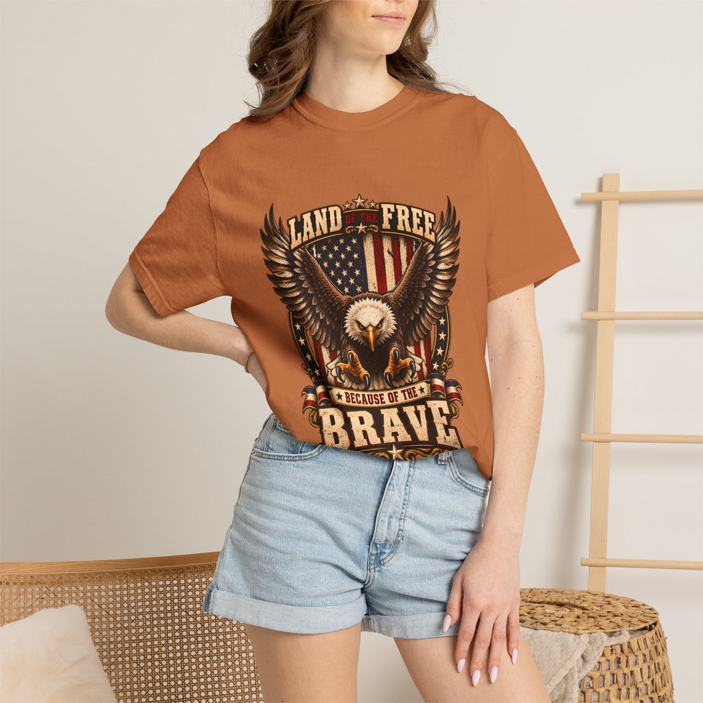 Comfort Colors® 勇者のおかげで自由の国 Tシャツ、愛国 ハクトウワシ ギフト、アメリカ国旗 退役軍人、軍支援シャツ