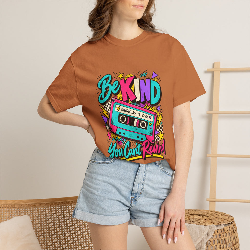 Camiseta Comfort Colors® Be Kind Kindness Is Cool You Can't Rewind, regalo de agradecimiento retro con mensaje de amabilidad, camiseta gráfica positiva con casete de los años 80