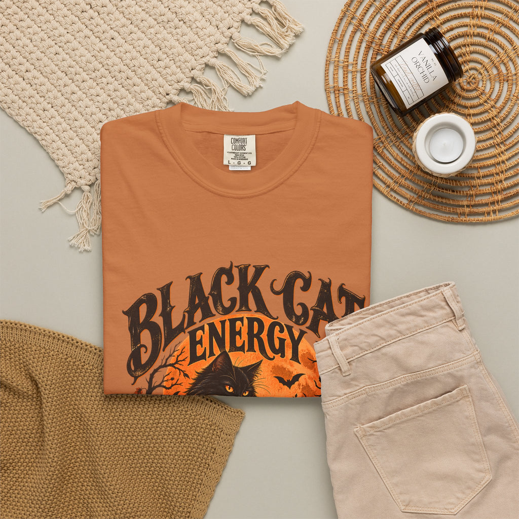 T-shirt Comfort Colors® Black Cat Energy, t-shirt amusant pour Halloween, haut pour Halloween avec chat noir, t-shirt graphique pour la saison effrayante, t-shirts tendance pour l'automne