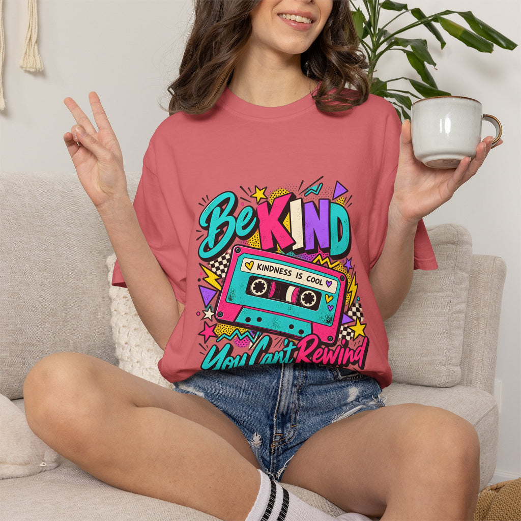 Camiseta Comfort Colors® Be Kind Kindness Is Cool You Can't Rewind, regalo de agradecimiento retro con mensaje de amabilidad, camiseta gráfica positiva con casete de los años 80