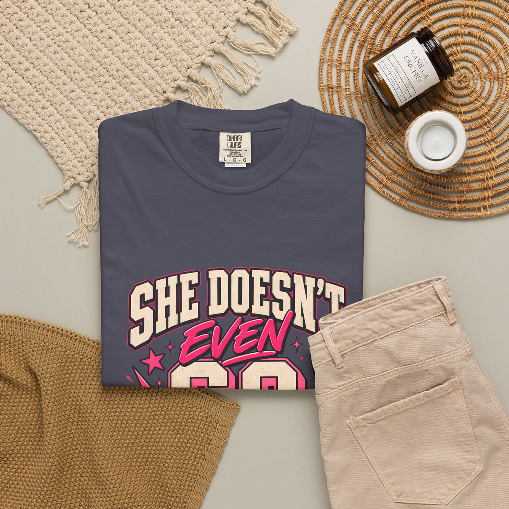 T-shirt Comfort Colors® « She Doesn't Even Go Here », cadeau avec citation drôle de Mean Girls, t-shirt humoristique sur la culture pop, cadeau pour amatrice de films pour une soirée entre filles