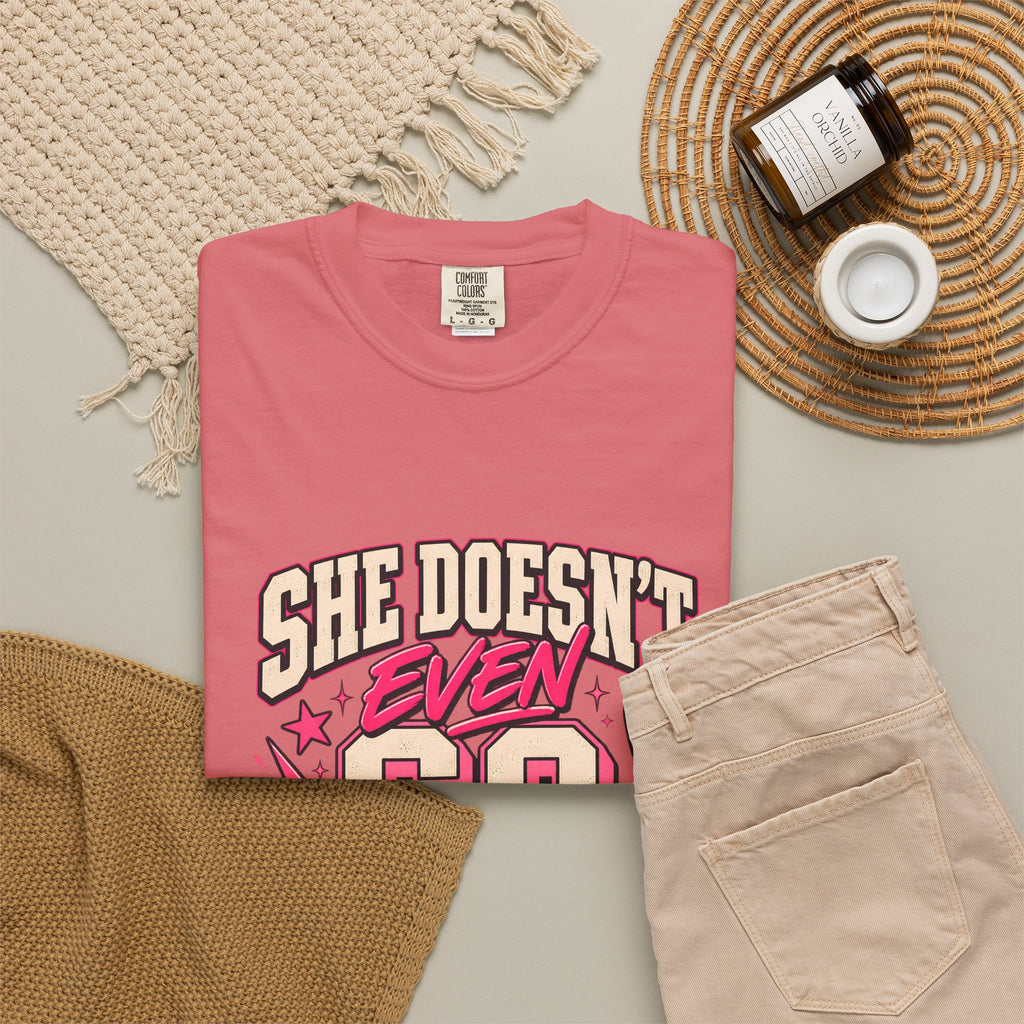 T-shirt Comfort Colors® « She Doesn't Even Go Here », cadeau avec citation drôle de Mean Girls, t-shirt humoristique sur la culture pop, cadeau pour amatrice de films pour une soirée entre filles
